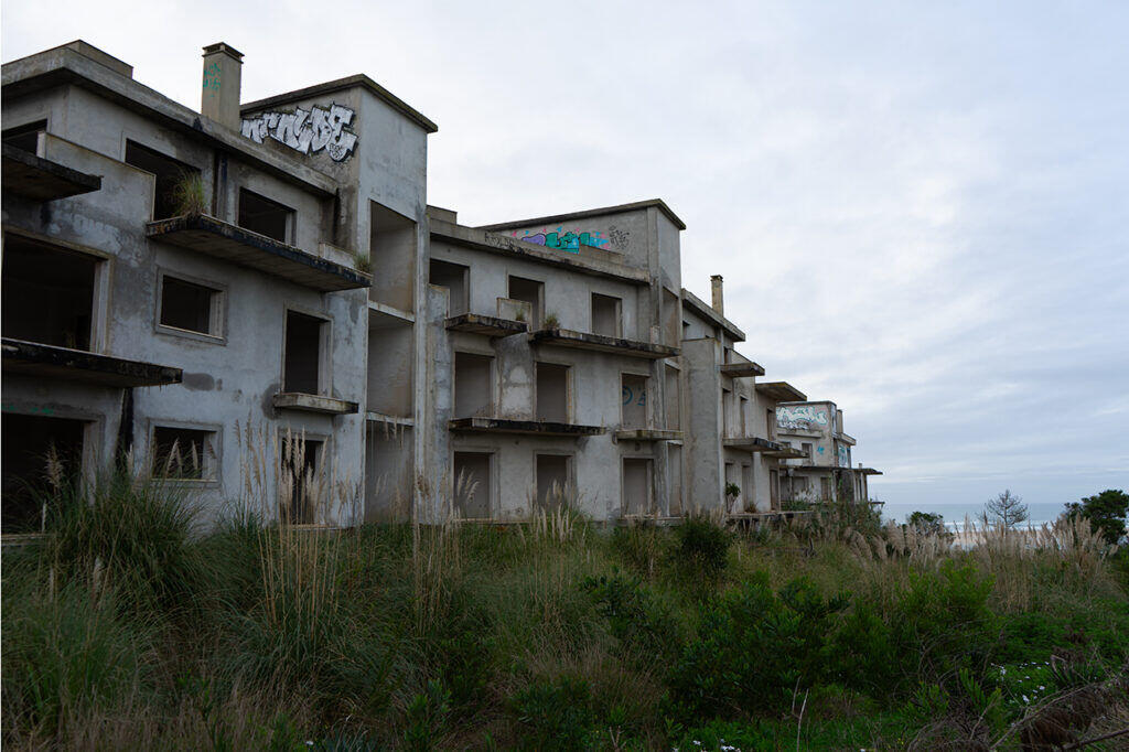 abandoned building vau
