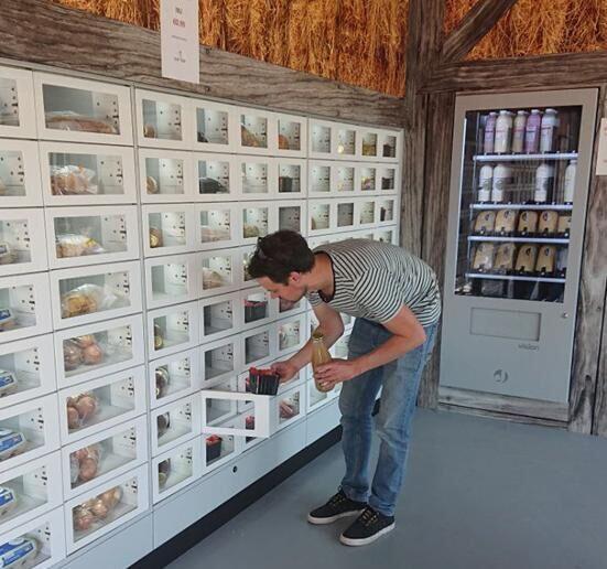 De raampjes van de automatiek klappen open na betaling
