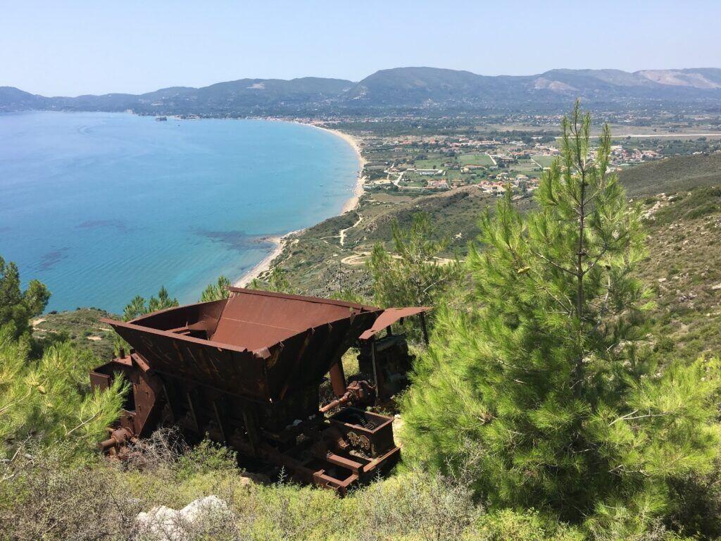 Verlaten mijnkar met uitzicht over Zakynthos